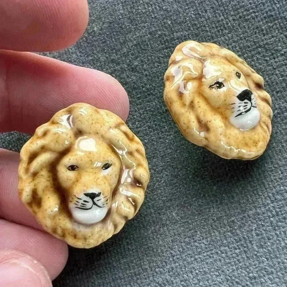Vintage Ceramic Lion Head Earrings Leo lightweight Studs - Picture 4 of 4